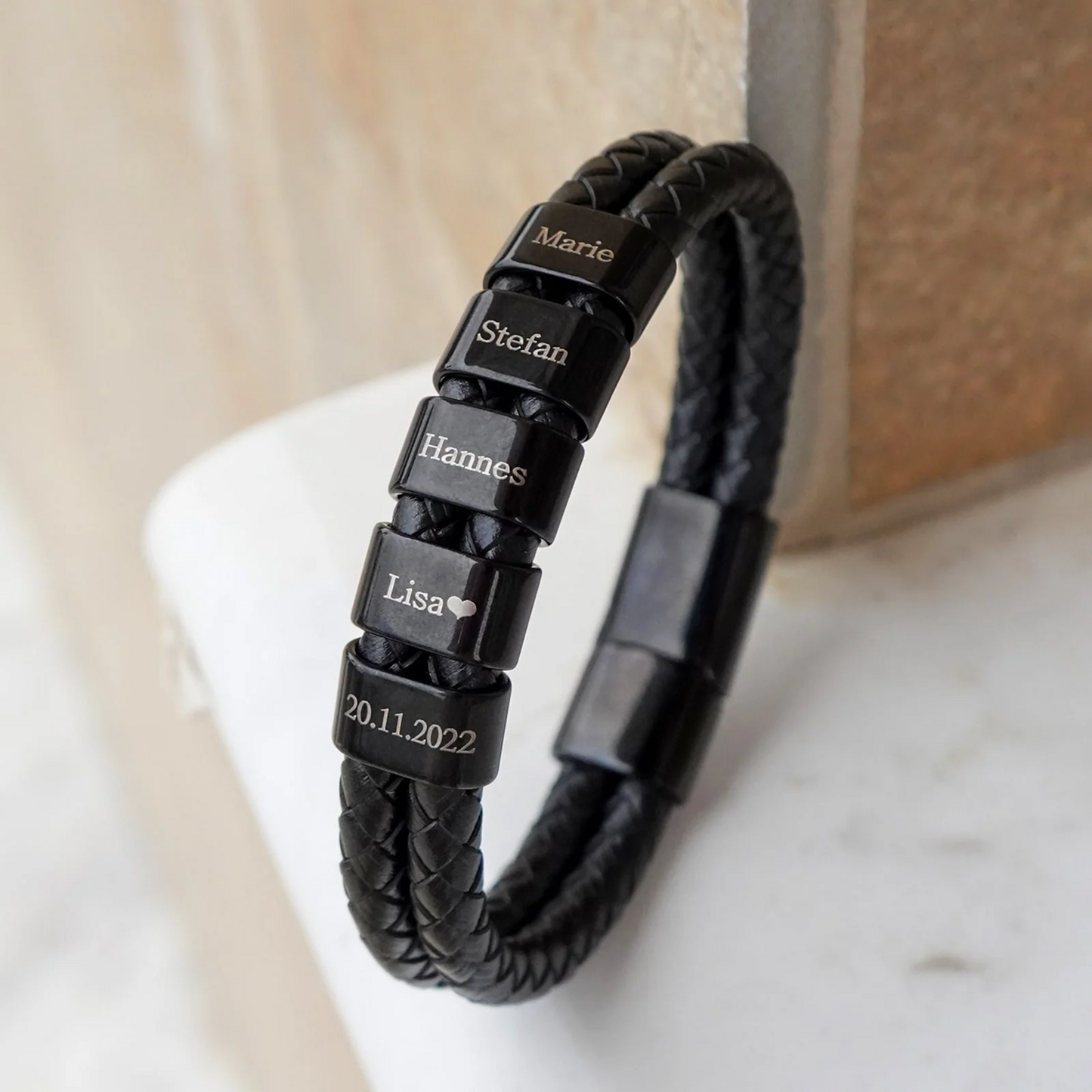 Pulseira de couro com contas gravadas