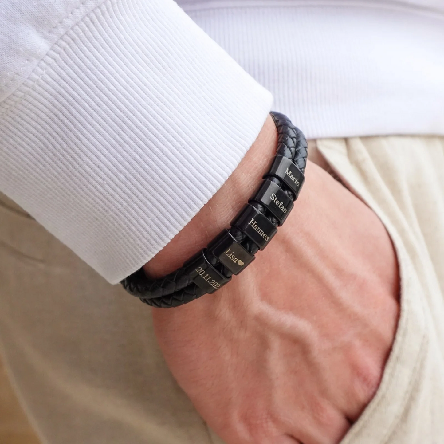 Pulseira de couro com contas gravadas