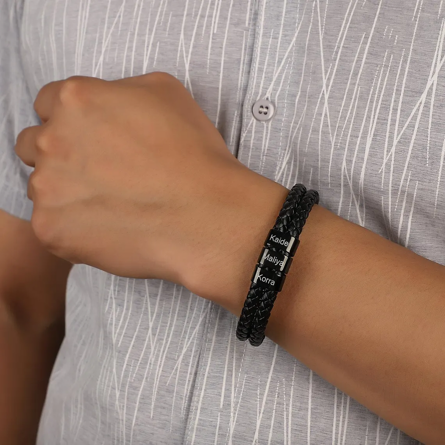 Pulseira de couro com contas gravadas